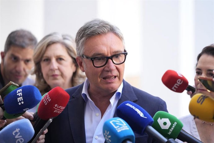 Archivo - El vicepresidente segundo y consejero de Turismo, Justicia, Desregulación y Administración Local, Manuel Gavira, en una atención a los medios. Imagen de archivo.