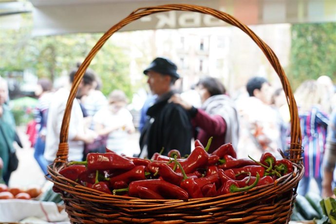 Archivo - Pimientos rojos en una feria en Gernika