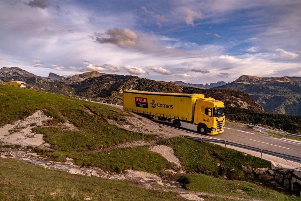 Imagen de un camión de Correos por algunbo de los recorridos de La Vuelta 26.