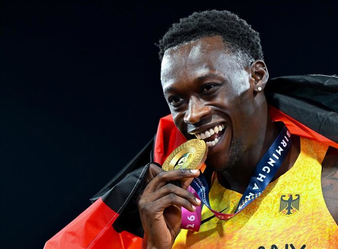 El atleta alemán Owen Ansah muerde su medalla de oro de los 200 metros en el Europeo 2026