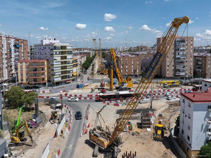 Archivo - Obras de la línea 3 del metro de Sevilla a su paso por la futura estación del Hospital Macarena en la capital hispalense, en una imagen de archivo.