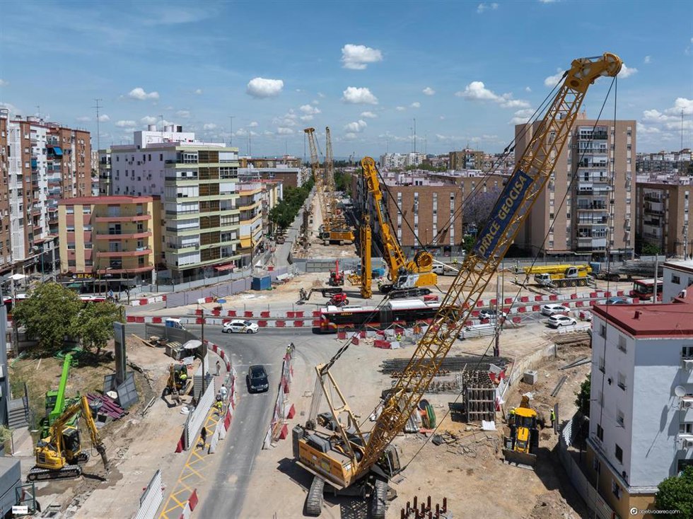 Archivo - Obras de la línea 3 del metro de Sevilla a su paso por la futura estación del Hospital Macarena en la capital hispalense, en una imagen de archivo.