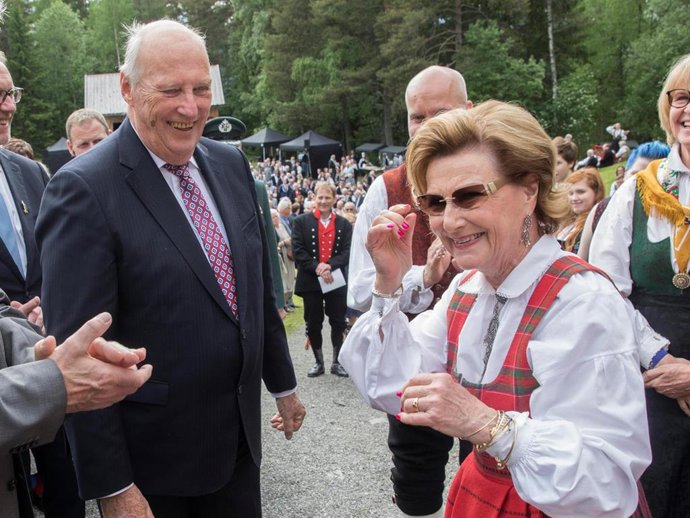 Los Reyes Harald y Sonia de Noruega en una imagen de archivo