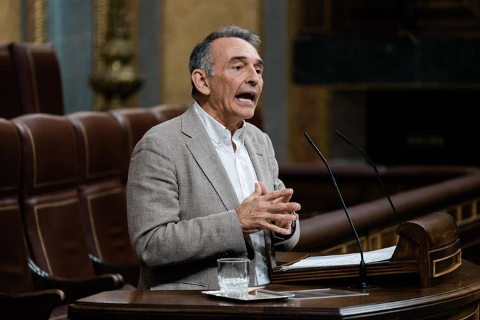 Archivo - Arquivo - O deputado do Sumar, Enrique Santiago, intervém durante uma sessão plenária extraordinária no Congresso dos Deputados, em 14 de julho de 2026, em Madri (Espanha). O Congresso enfrenta hoje, entre outros assuntos, o primeiro debate e vo