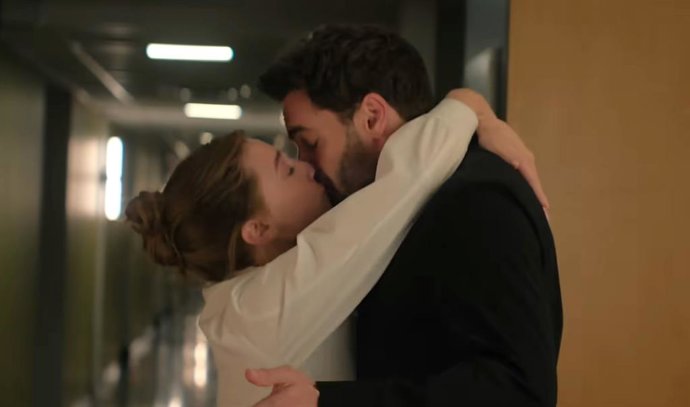 Lili Reinhart y Tom Bateman tienen una relación falsa (o no tanto) en el paradójico tráiler de La hipótesis del amor