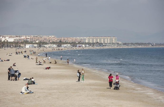 Archivo - Varias personas en la playa de la Malvarrosa, en las Fallas 2022, a 10 de marzo de 2022, en Valencia, Comunidad Valenciana (España). 