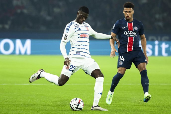 Archivo - El central senegalés Mamadou Sarr (izquierda) disputando un encuentro contra el Paris Saint-Germain en su etapa en el Estrasburgo.