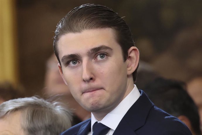 Arquivo - 20 de janeiro de 2025, Washington, Distrito de Columbia, EUA: Barron Trump participa da cerimônia de posse do presidente eleito dos EUA, Donald Trump, na Rotunda do Capitólio dos EUA, em 20 de janeiro de 2025. REUTERS/Kevin Lamarque/Pool