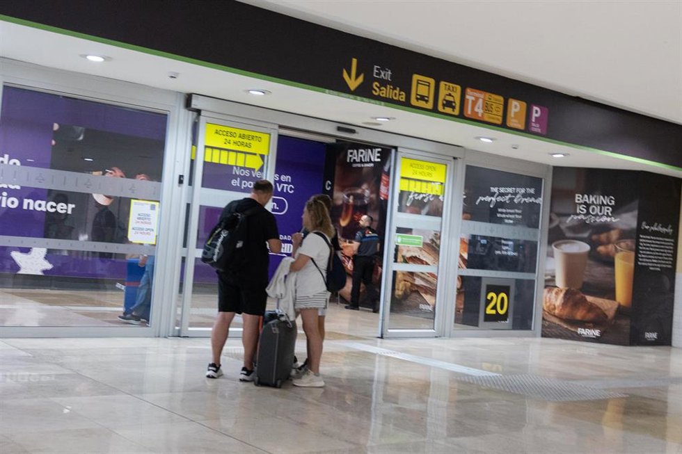 Viajeros en el Aeropuerto Adolfo Suárez Madrid-Barajas, a 17 de agosto de 2026, en Madrid (España).