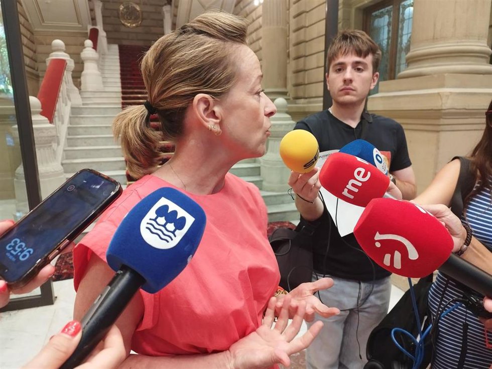 La diputada general de Gipuzkoa, Eider Mendoza, atiende a los medios en San Sebastián.