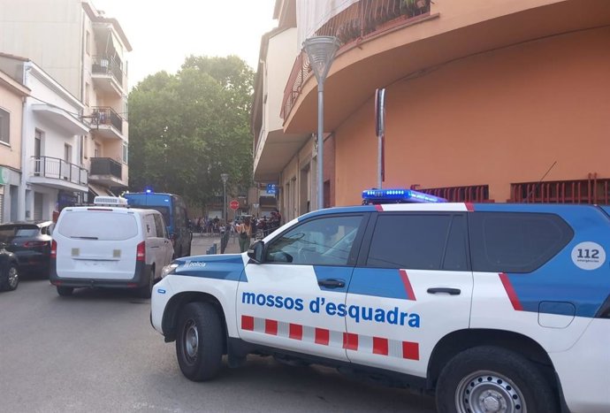 Els Mossos d'Esquadra en el dispositiu policial realitzat al barri de Germans Sàbat de Girona.