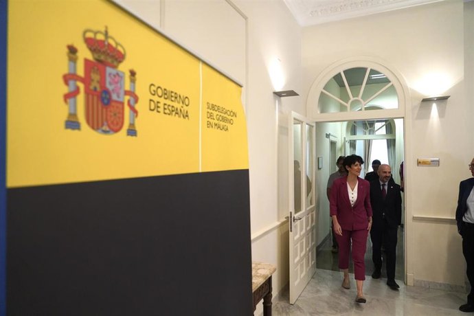 Archivo - La ministra de Inclusión, Seguridad Social y Migraciones, Elma Saiz, llega a una reunión de trabajo con entidades inscritas en el Registro Electrónico de Colaboradores de Extranjería (Recex), en la Subdelegación de Gobierno de Málaga. (Foto de a