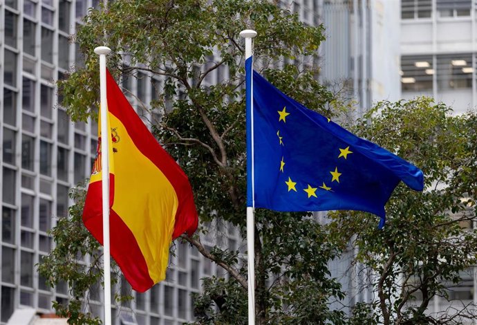 Archivo - La bandera de España y de la Unión Europea.