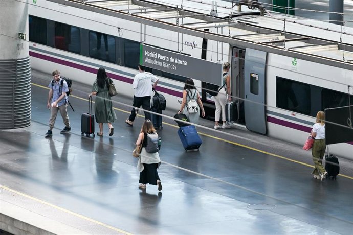 Varias personas en un andén de la Estación de Madrid Puerta de Atocha - Almudena Grandes