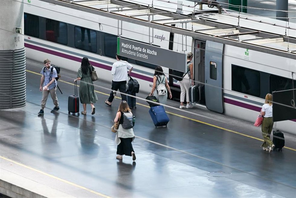 Varias personas en un andén de la Estación de Madrid Puerta de Atocha - Almudena Grandes