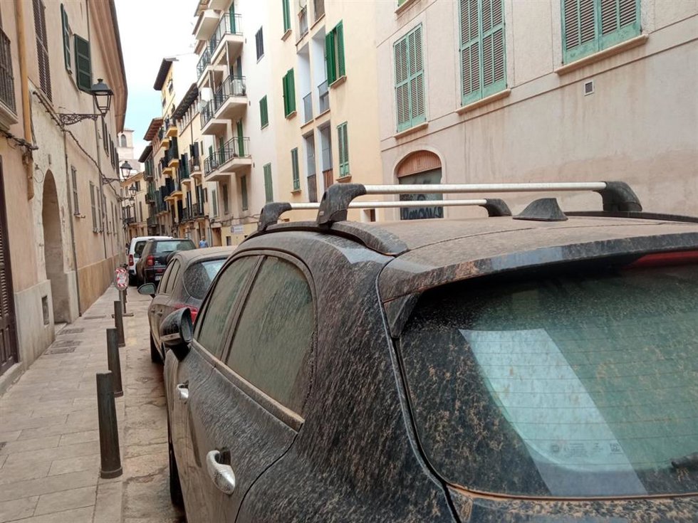 Archivo - Vehículos y mobiliario urbano en Palma sucio de lluvia de barro.
