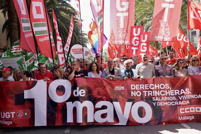 Archivo - El secretario general de CCOO, Unai Sordo (6d), junto al secretario general de UGT, Pepe Álvarez (5d), tras la pancarta que abre la manifestación convocada en Málaga con motivo del 1 de mayo. A 1 de mayo de 2026 en Málaga (Andalucía, España).
