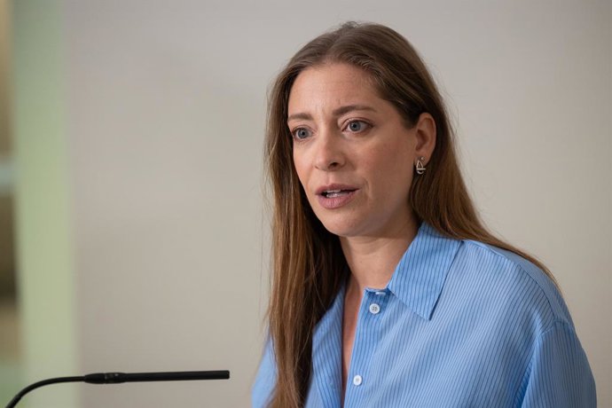 A porta-voz do PP no Congresso, Ester Muñoz, durante uma coletiva de imprensa no Congresso dos Deputados, em 26 de agosto de 2026, em Madri (Espanha).