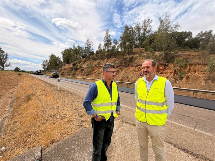 El consejero de Infraestructuras, Transporte y Vivienda, Francisco José Ramírez, ha visitado el desarrollo de los trabajos de mejora de seguridad vial en la EX-363, acompañado por el director general de Infraestructuras Viarias, David Herrero