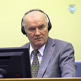 Archivo - El exjefe de las fuerzas militares serbobosnias Ratko Mladic, en una comparecencia en La Haya ante el Tribunal Penal Internacional para la Antigua Yugoslavia (TPIY)