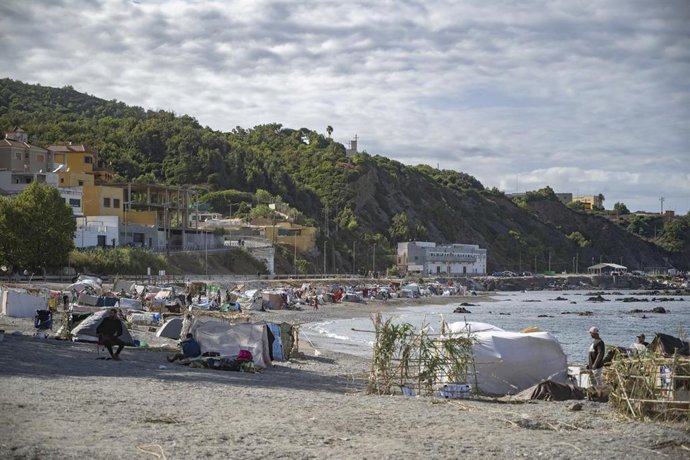 Foto de archivo de migrantes en campamentos improvisados en la playa.