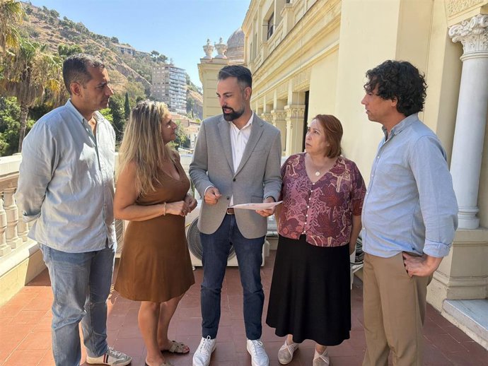 Archivo - El portavoz del grupo municipal del PSOE , Mariano Ruiz Araujo, junto con ediles socialistas.
