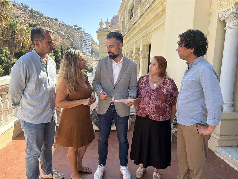 Archivo - El portavoz del grupo municipal del PSOE , Mariano Ruiz Araujo, junto con ediles socialistas.