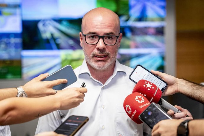 Archivo.- El delegado del Gobierno en Madrid, Francisco Martín, atiende a los medios durante su visita a la sede de la Dirección General de Tráfico (DGT)