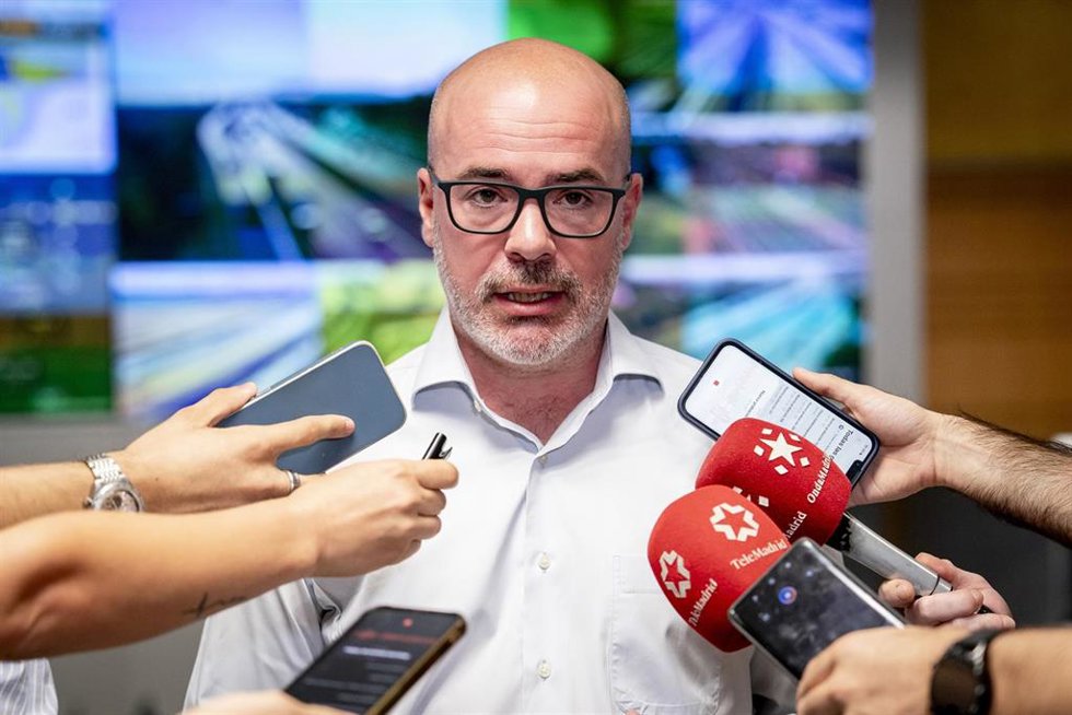Archivo.- El delegado del Gobierno en Madrid, Francisco Martín, atiende a los medios durante su visita a la sede de la Dirección General de Tráfico (DGT)
