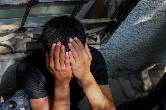 Archivo - Un palestino durante el funeral de un paramédico muerto en un ataque ejecutado por Israel contra la Franja de Gaza en abril de 2026, a pesar del alto el fuego pactado en octubre de 2025 (archivo)