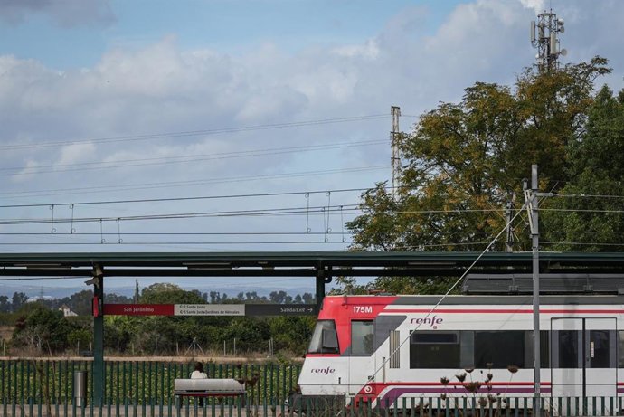 Archivo - Imagen de recurso de un tren al paso por la estación de Cercanías de San Jerónimo, en Sevilla.