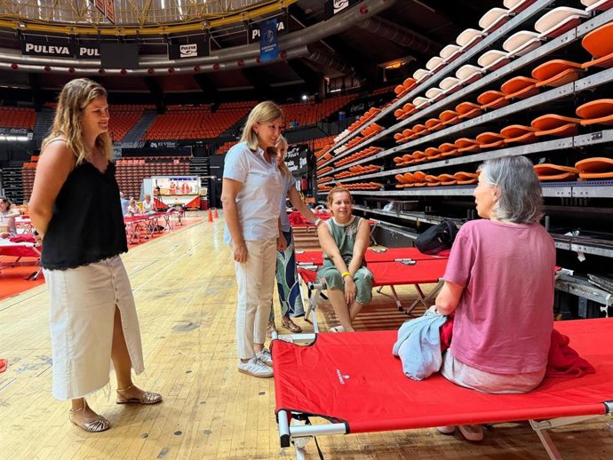 La alcaldesa visita a los desalojados por el incendio en la Fonteta