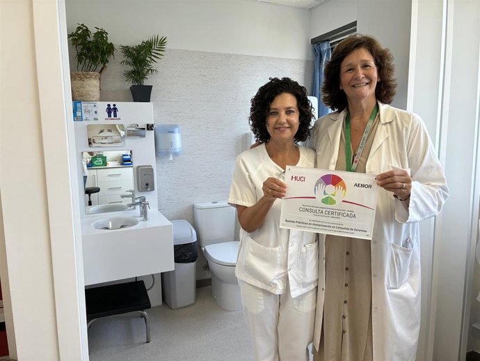 Dos profesionales de la Consulta de Ostomías del Reina Sofía exhiben la certificación de Buenas Prácticas de Humanización con nivel Excelente que han logrado.