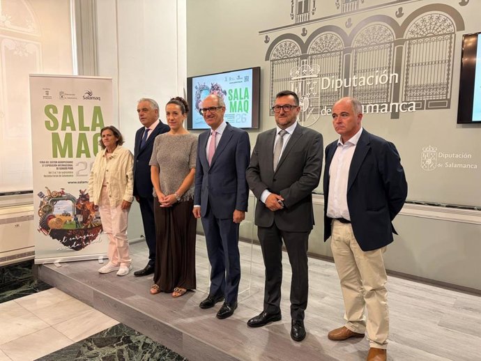 El presidente de la Diputación, Javier Iglesias (centro), junto a cinco diputados en la presentación de Salamaq 2026.