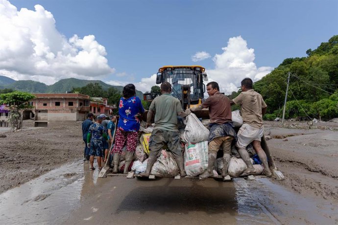  Un vehículo traslada a varias personas tras una gran riada repentina en Nuwakot, Nepal.