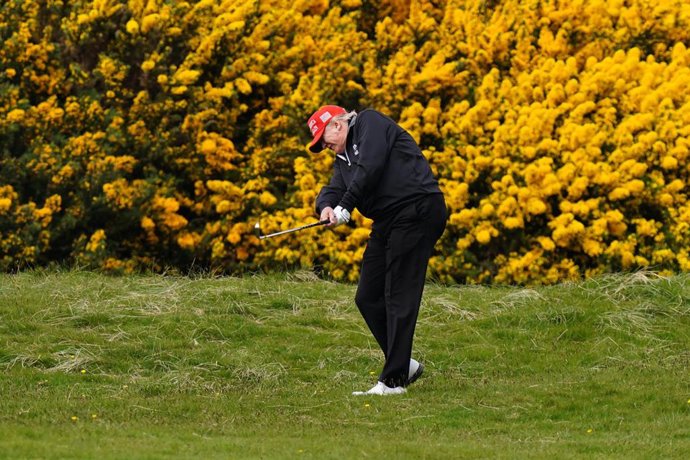 Archivo - Imagen de archivo del presidente Donald Trump jugando al golf en el campo de Turnberry.