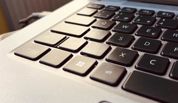 Archivo - Detalle del teclado de un ordenador portátil.