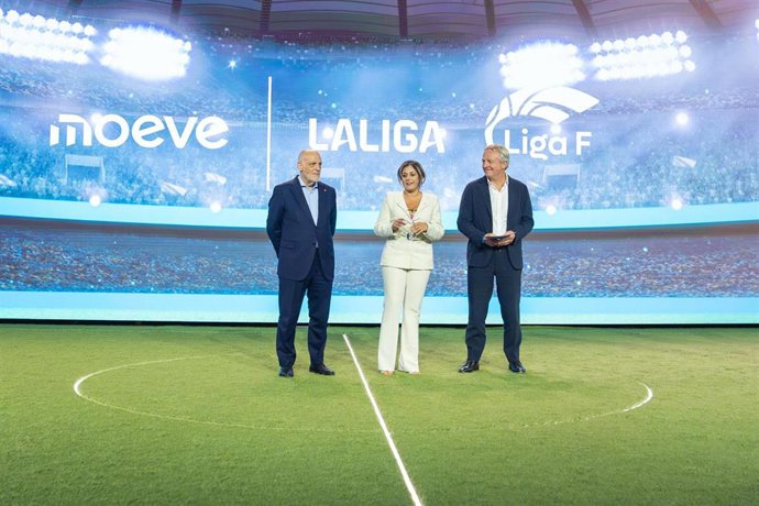 Archivo - La presidenta de Liga F, Beatriz Álvarez, el presidente de LaLiga, Javier Tebas, y el CEO de Moeve Maarten Wetselaar tras la presentación de Moeve como 'title sponsor' de la Liga F