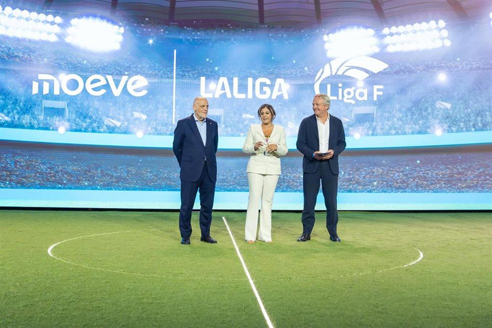 Archivo - La presidenta de Liga F, Beatriz Álvarez, el presidente de LaLiga, Javier Tebas, y el CEO de Moeve Maarten Wetselaar tras la presentación de Moeve como 'title sponsor' de la Liga F