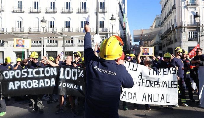 Varias personas se manifiestan durante la concentración de bomberos forestales públicos en el kilómetro 0, a 28 de agosto de 2026, en Madrid (España).