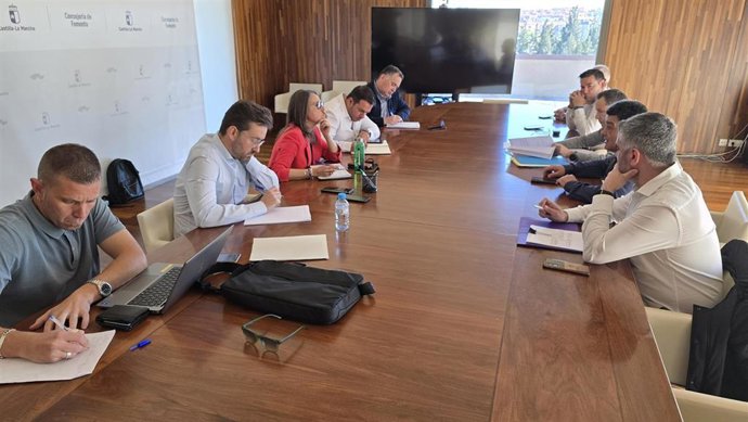 La directora general del Agua de Castilla-La Mancha, Montserrat Muro, en reunión con la Mancomunidad del Pusa