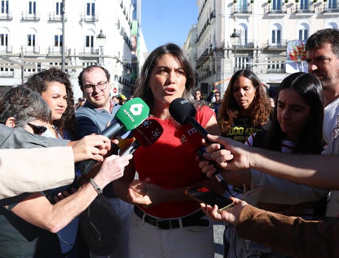 La portavoz de Más Madrid en la Asamblea, Manuela Bergerot, ofrece declaraciones a los medios durante la concentración de bomberos forestales públicos en el kilómetro 0, a 28 de agosto de 2026, en Madrid (España)