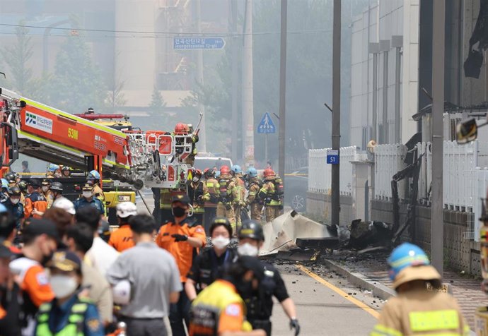 Archivo - Imagen de archivo de una dotación de bomberos en una calle de Corea del Sur.