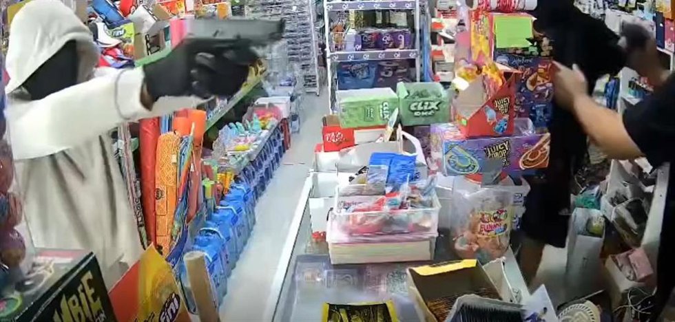 Imagen de la cámara de vigilancia del bazar de Los Palacios, atracado a punta de pistola
