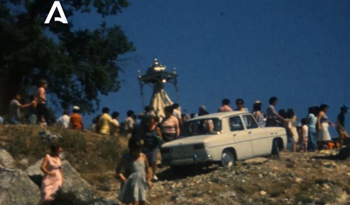 Una de las imágenes rescatas y digitales por la Filmoteca de Andalucía, en la que se muestra la romería de la Virgen de la Sierra, en la localidad cordobesa de Cabra.