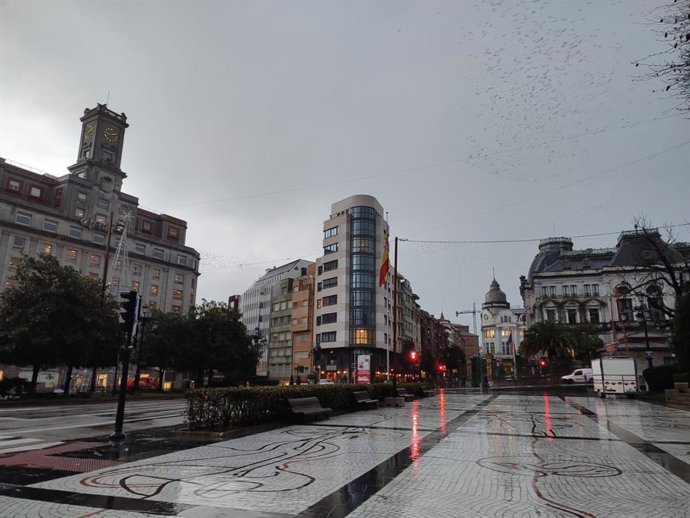 Archivo - El Paseo de los Álamos del Campo San Francisco de Oviedo en una jornada de lluvia.