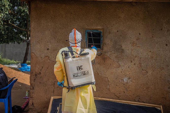 Archivo - Fotografía de archivo de un trabajador realizando labores de desinfección en la vivienda de un muerto por ébola en República Democrática del Congo (RDC)