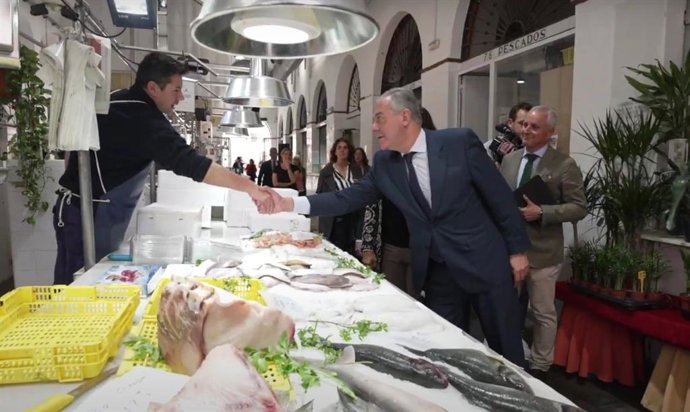 El alcalde saluda a un placero de un mercado de abastos, en foto de archivo