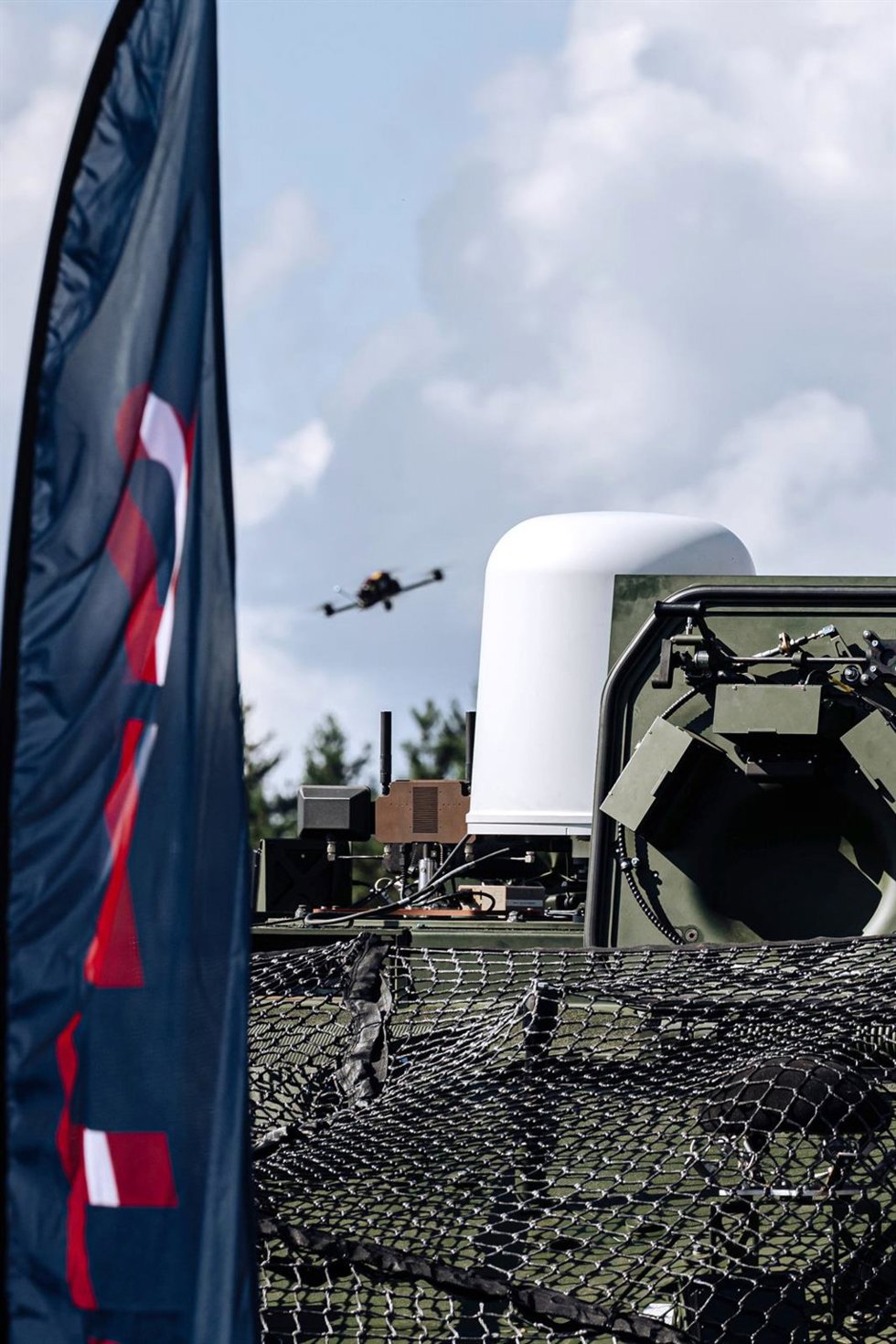 Santa Bárbara Sistemas demuestra en Letonia su concepto antidrones integrado en el vehículo de infantería HUNTER.