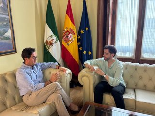 El delegado de la Junta en Almería, Francisco Góngora, y el coordinador provincial del IAJ, Diego Martínez.